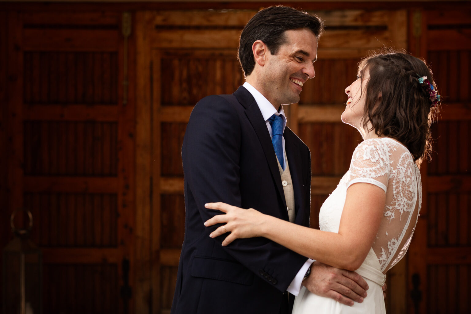 Fptpgrafía de bodas pareja novios boda mirándose